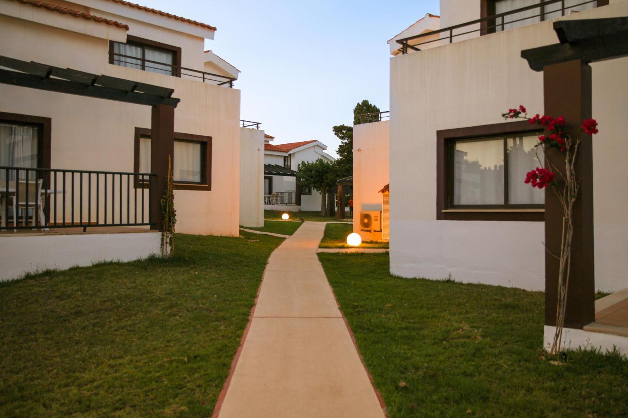Nuramar Aparthotel Cala en Bosch Ngoại thất bức ảnh